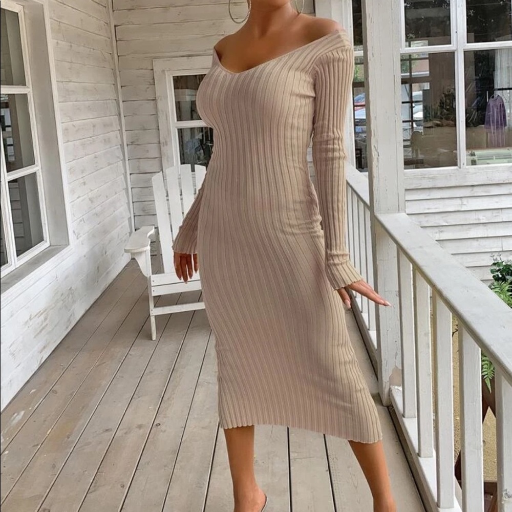 Black V neck ribbed knit sweater dress - Picture 13 of 15